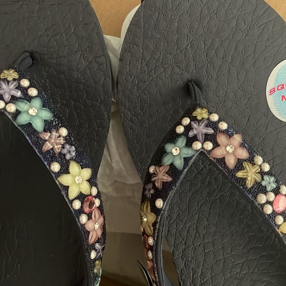 Sketchers Sandals - Picture 2 of 5